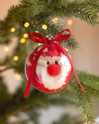 SNUG M – Santa socks in bauble ornament – item ambiant picture