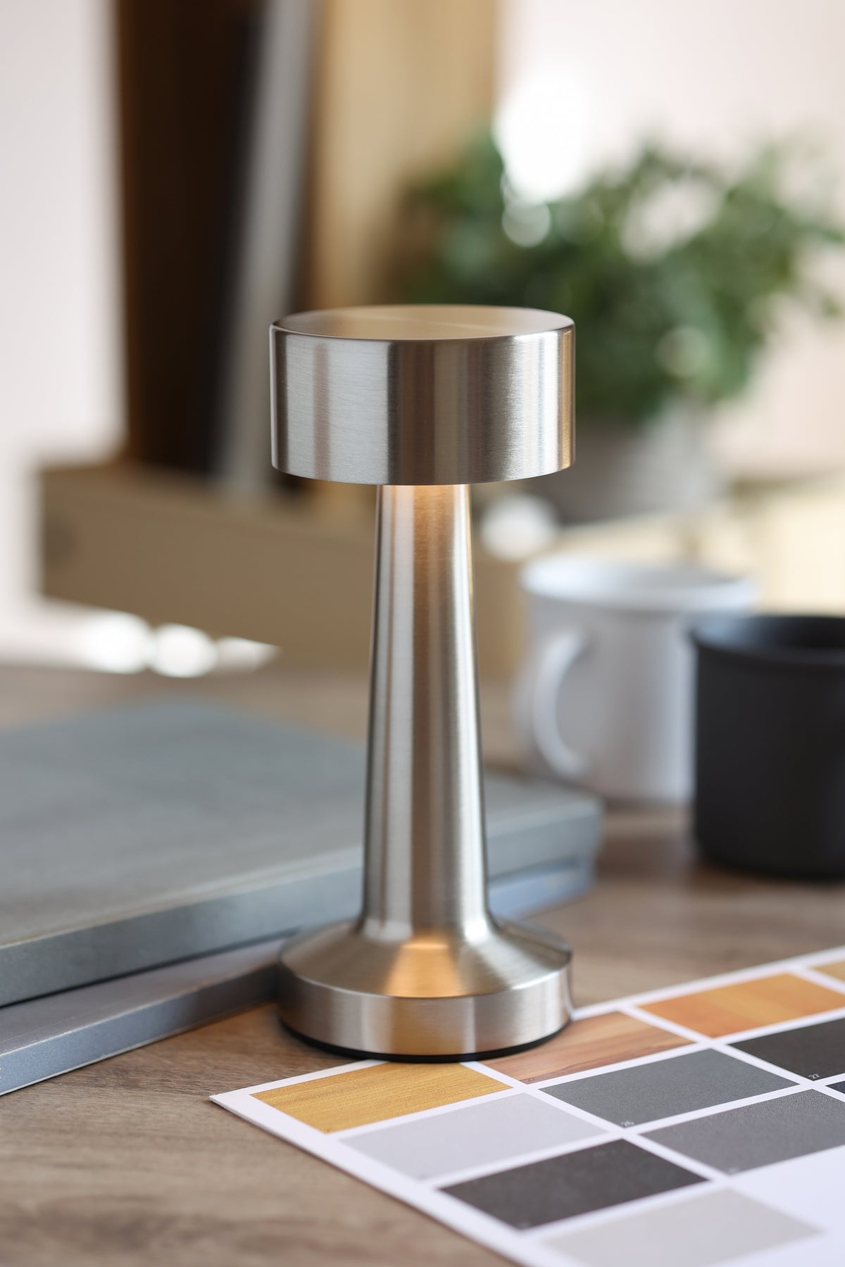 HIERLUZ – Rechargeable iron table lamp – item ambiant picture