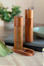 TUCCO SET – Acacia salt & pepper grinders – item ambiant picture