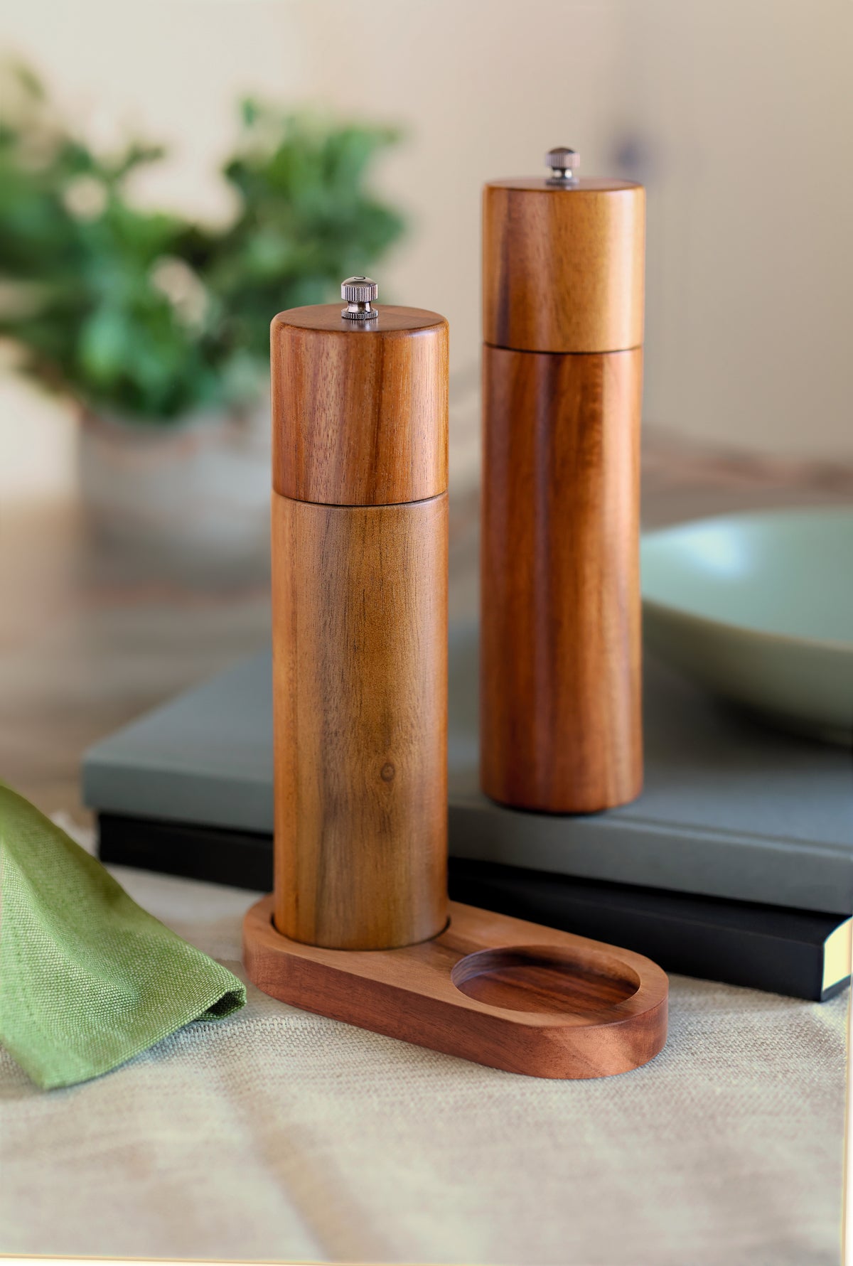 TUCCO SET – Acacia salt & pepper grinders – item ambiant picture