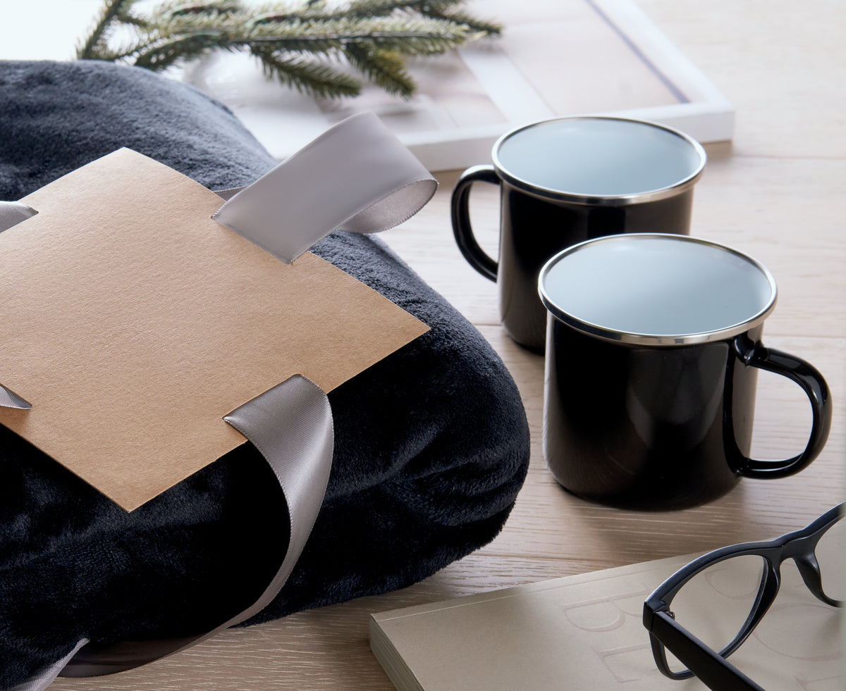 AGRADABLE – Fleece blanket & 2 mugs set – item ambiant picture