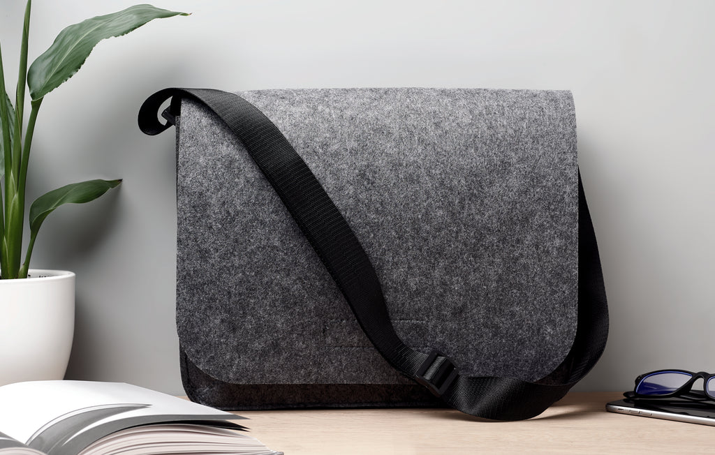 BAGLO – RPET felt laptop bag – item ambiant picture