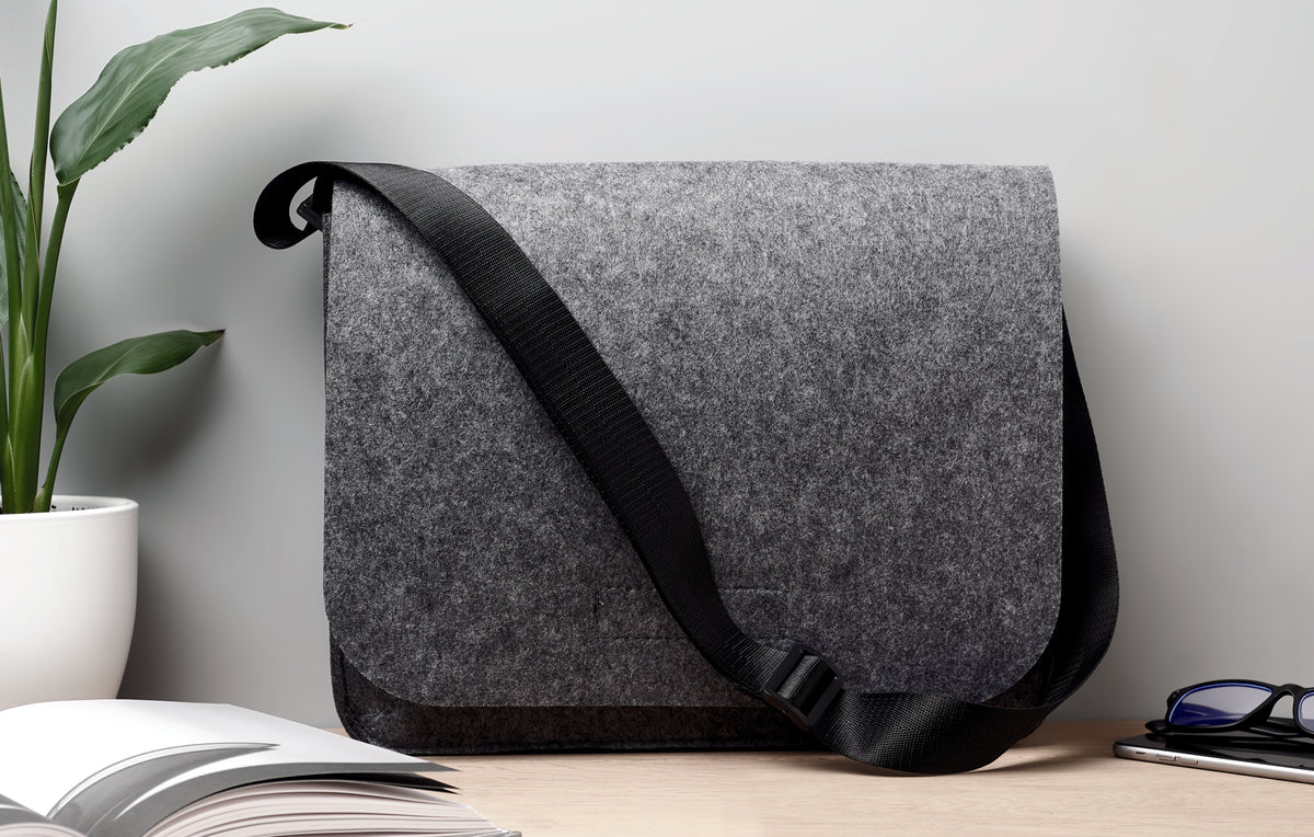 BAGLO – RPET felt laptop bag – item ambiant picture