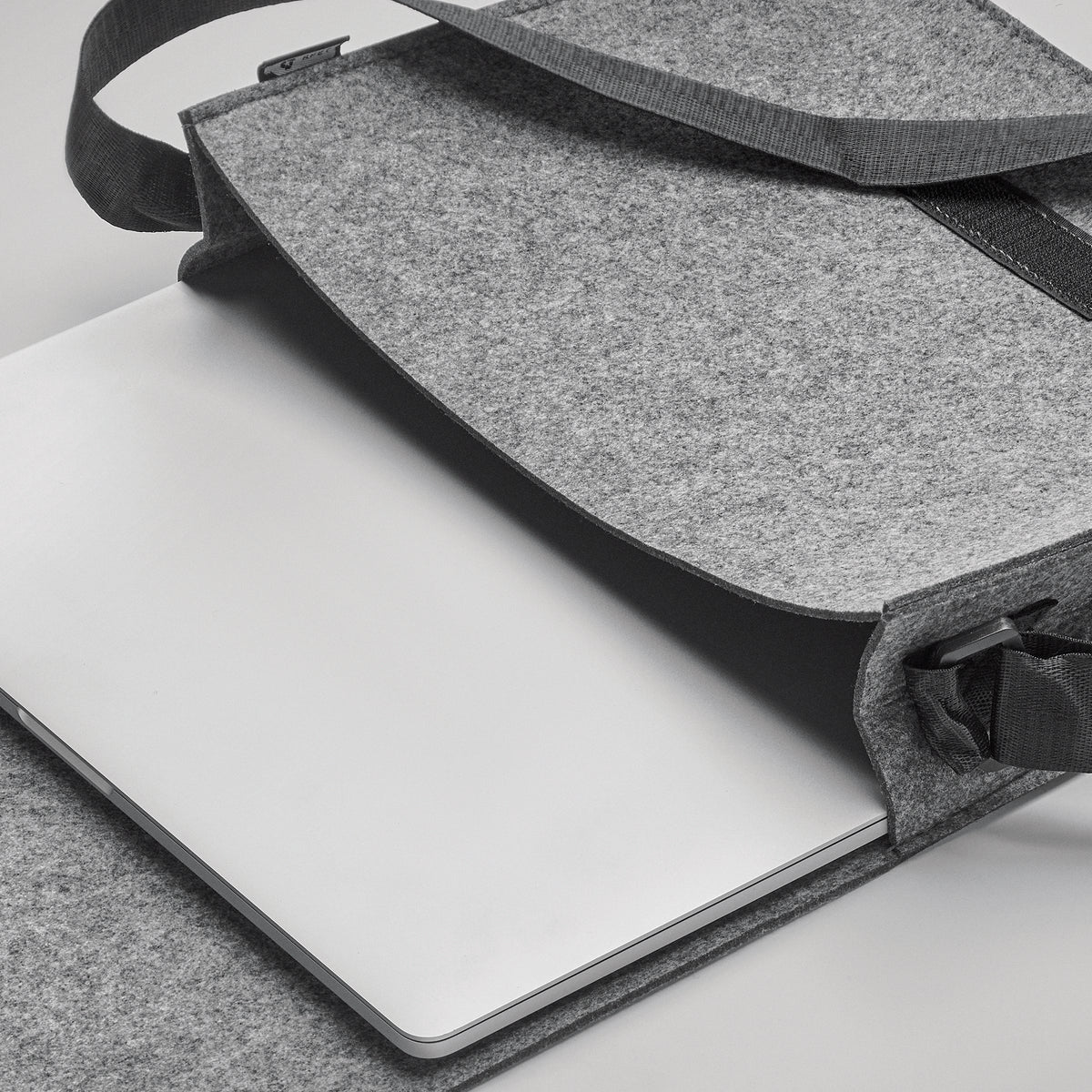 BAGLO – RPET felt laptop bag – item picture side