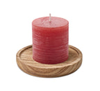 PENTAS – Candle on round wooden base – Red