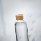 FRISIAN – Glass bottle 650ml bamboo lid – item ambiant picture