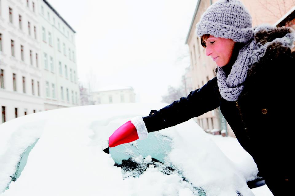 WARMIX – Car ice scraper w/ mitten – item ambiant picture